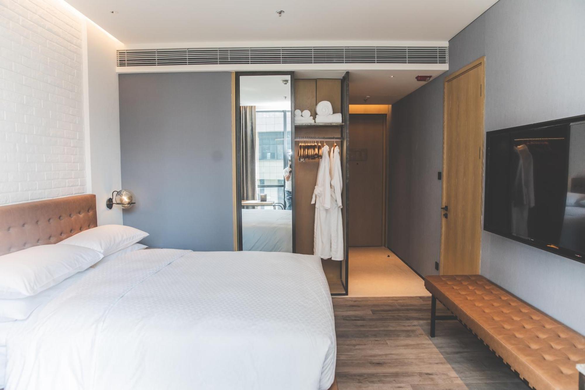 Four Points By Sheraton Hongqiao Hotel 4*